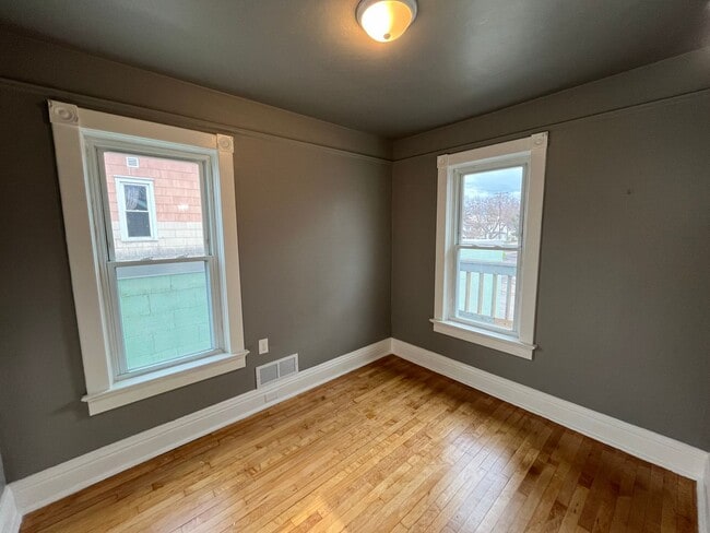 Building Photo - 637 S 3rd Ave