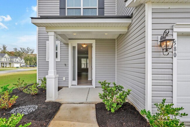 Foto del edificio - 4 Bed/2.5 Bath in The Commons