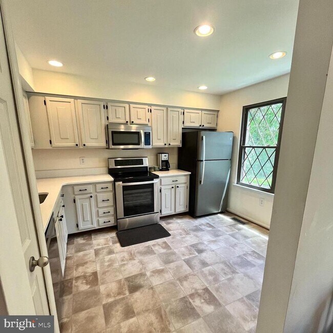 Building Photo - 35 Lyndhurst Ct