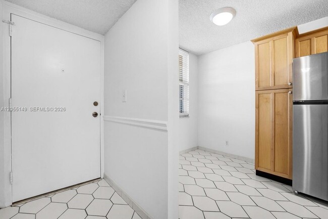 Building Photo - 250 Jacaranda Dr