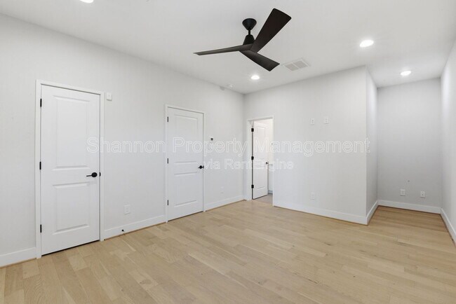 Foto del edificio - 2204 Lou Ellen Ln