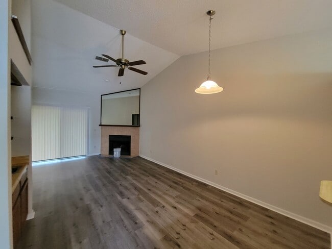Building Photo - $1200 - 2/2 - Jefferson Square Apartment -...