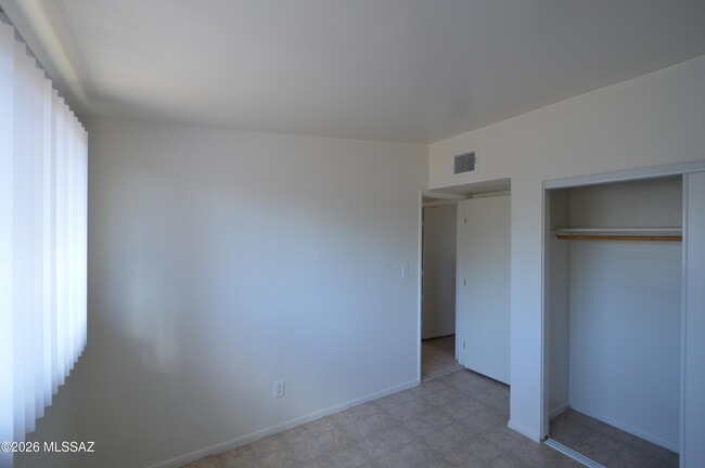 Building Photo - 1033 E 25th St