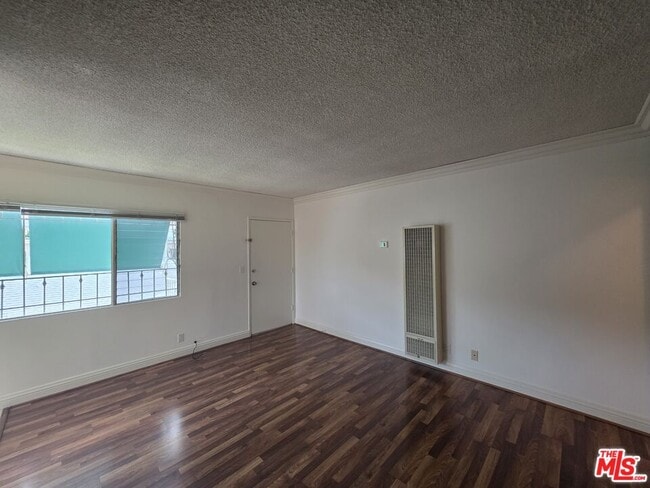 Foto del edificio - 1721 Armacost Ave