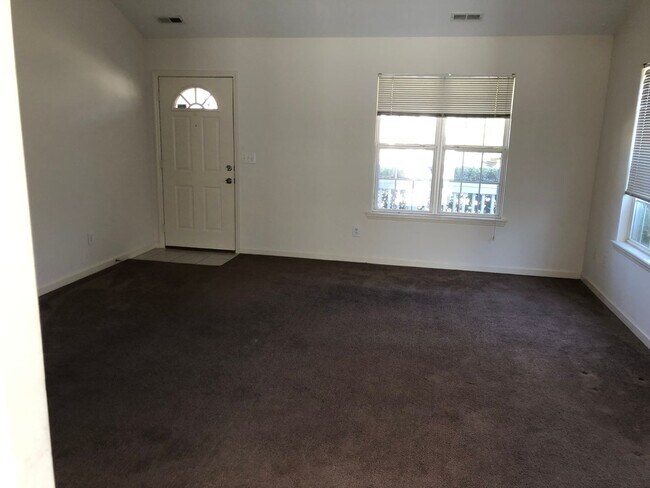 Foto del edificio - 4212 McClelland Dr