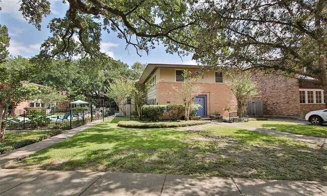 Foto del edificio - 4018 Blue Bonnet Blvd
