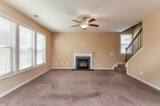 Foto del edificio - 928 Upland Ives Dr