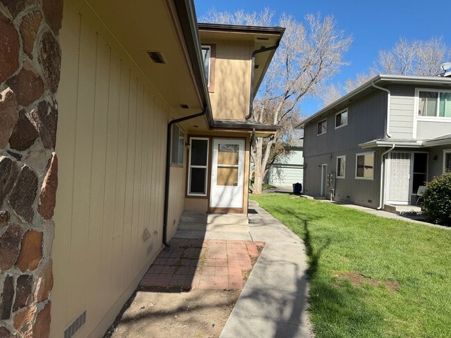Building Photo - 641 Oakwood Dr