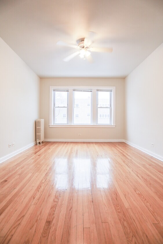 Primary Photo - 2422 W Catalpa Ave