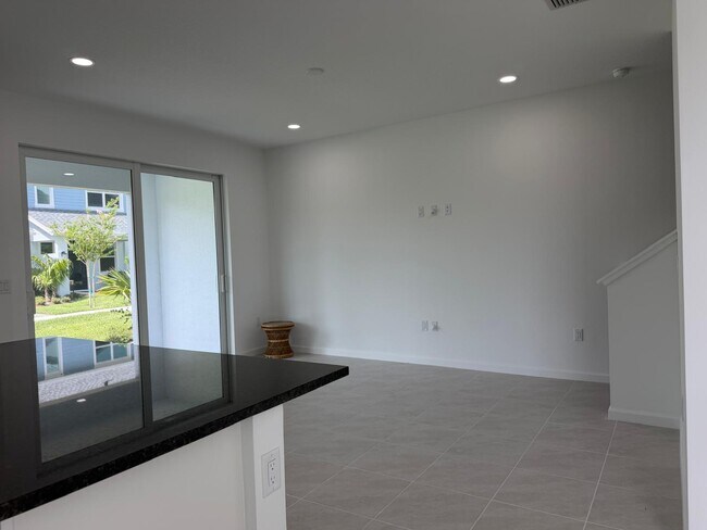 Foto del edificio - 4402 Longwood Lake Sq