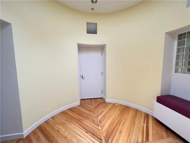 Foto del edificio - 905 Bernina Ave NE