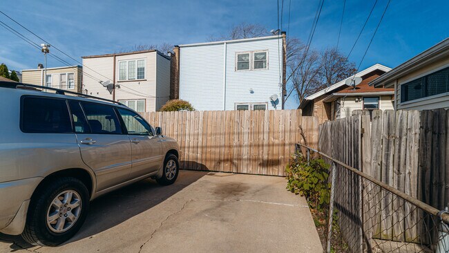 Building Photo - 4931 W Roscoe St