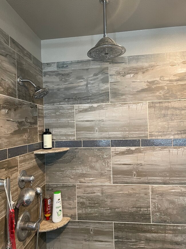 Private bath - 2120 Lara Dr