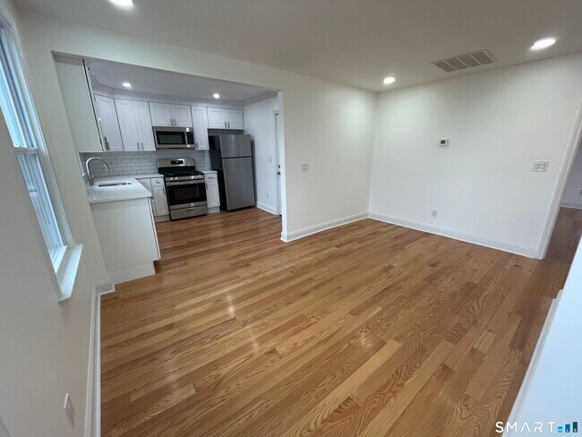 Building Photo - 471 Marlborough Terrace