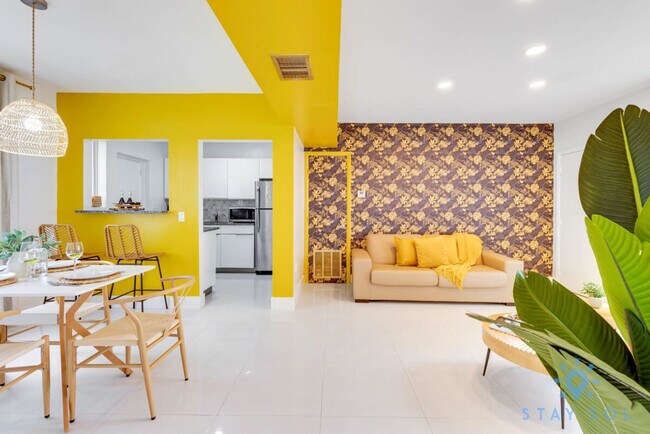 Building Photo - 809 S Ocean Dr