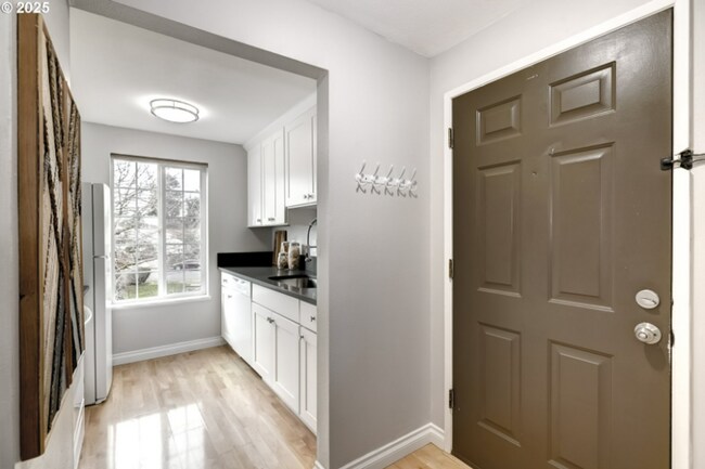 Foto del edificio - Updated Upper-Level Condo with Gas Fireplace, Balcony & Washer/Dryer
