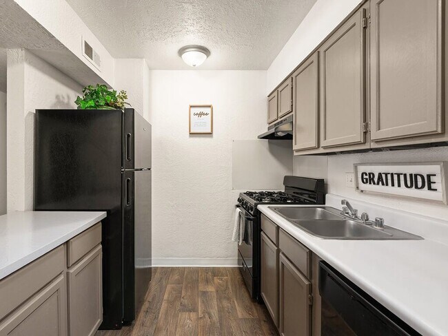 Cocina con piso estilo madera - Mission Hill Apartments