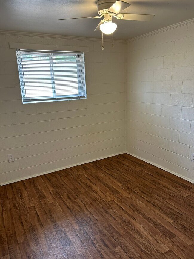 Building Photo - 817-15 1/2 15th Half St