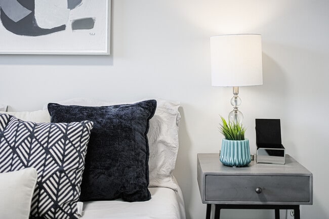 Building Photo - Creekside Townhomes