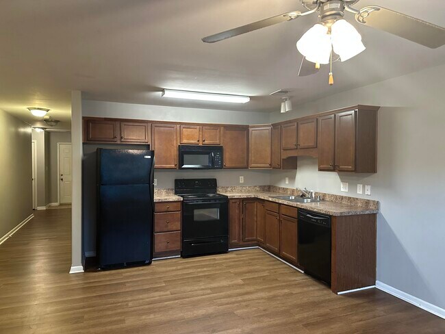 Building Photo - 3804 Pinecrest Way