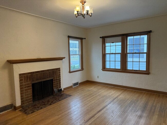 Building Photo - The Cutest 3-Bedroom Tudor - One Block From Como Golf Course