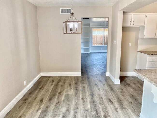Building Photo - 3 br, 2 bath House - 2844 E Santa Ana Ave