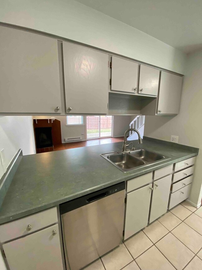 Building Photo - 2024 Goss St