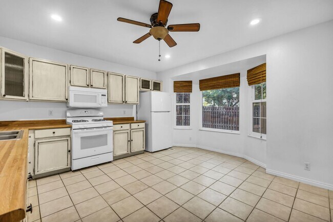 Building Photo - Charming Farmington Home in Peaceful Cul-de-Sac