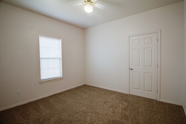 Building Photo - Surrey Ridge Duplex