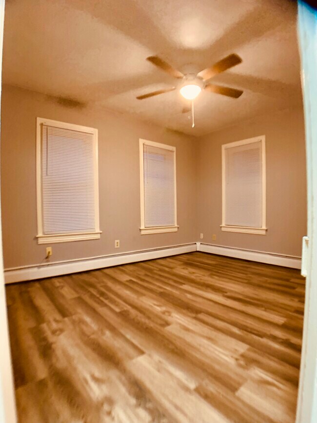 843 York St Unit 2nd Floor, Hanover, PA 17331 Apartments in Hanover