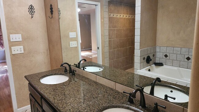 Foto del edificio - Beautiful 3 Bedroom 2 Bath in Edmond!  Gre...