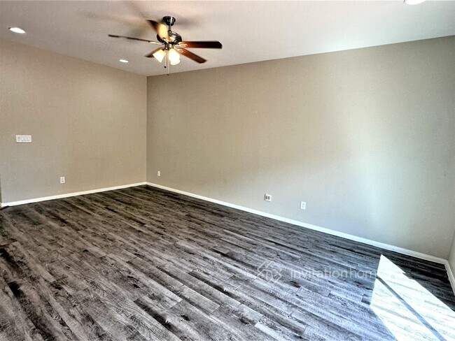Foto del edificio - 8169 Cranberry Lake Ave