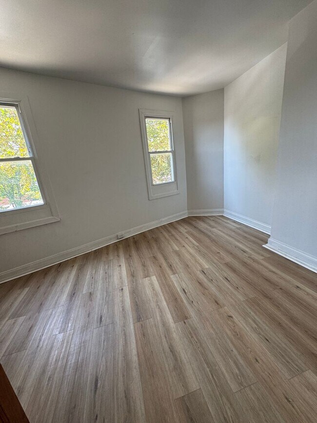 Foto del edificio - 4716 Woodland Ave