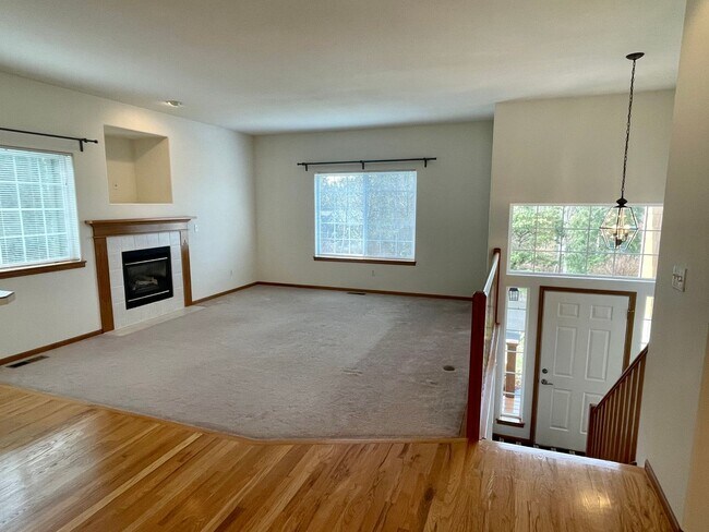 Building Photo - MOVE IN SPECIAL! Spacious 3 Bed, 2 Bath - ...
