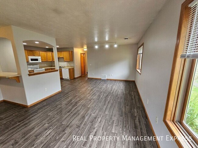 Foto del edificio - Spacious 3-bedroom, 1-bathroom apartment