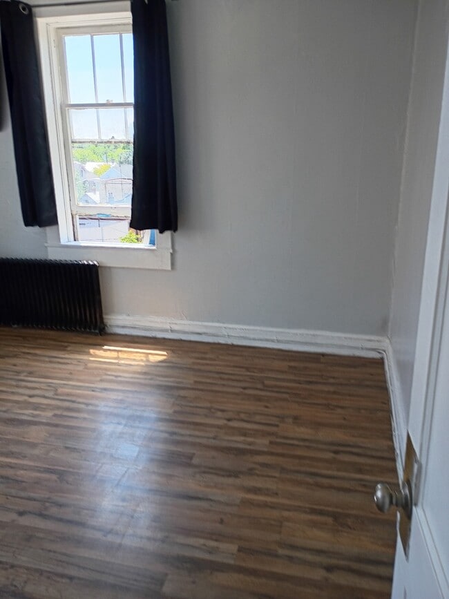 Building Photo - 207 S Maple Ave