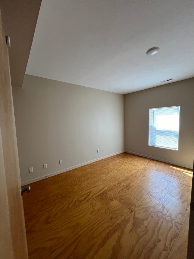 Building Photo - 728 N Plum St