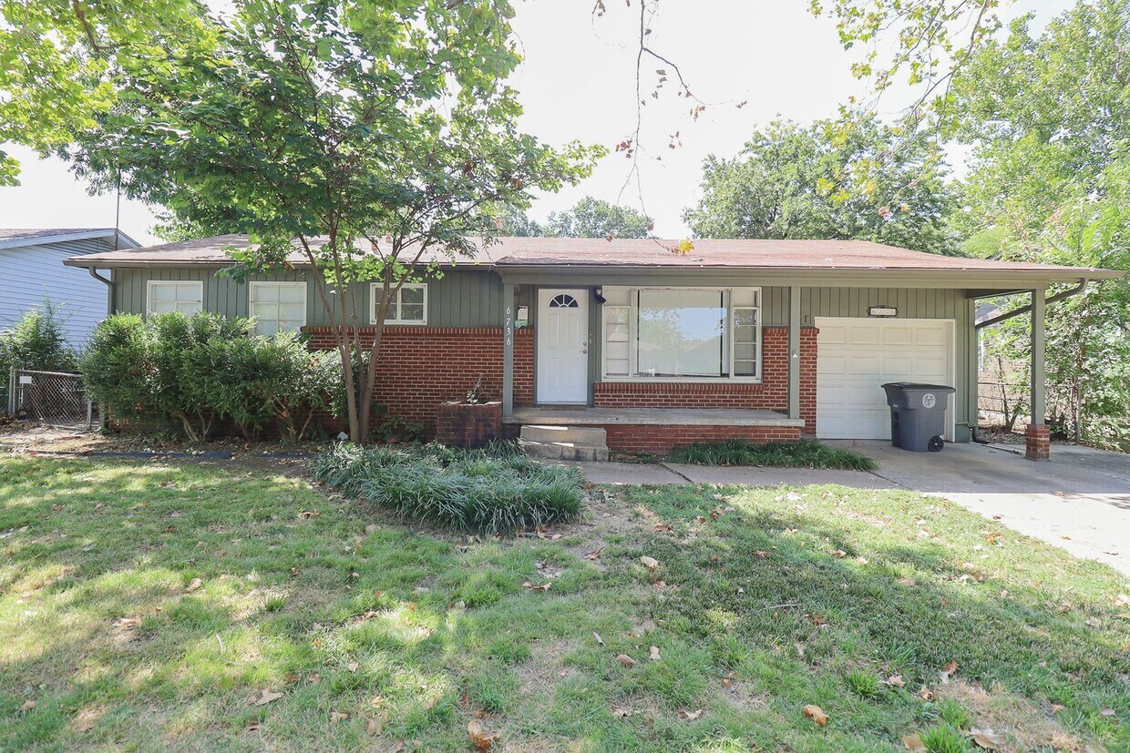 Primary Photo - 3 Bed | 1 Bath in Midtown!