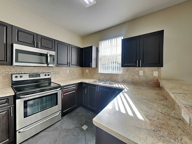 Building Photo - 15050 SW 9th Way
