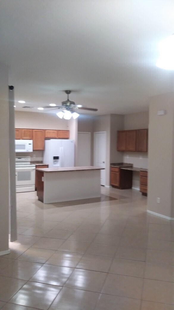 Building Photo - Simply Gorgeous 3-Bedroom, 2.5 Bathroom Fo...