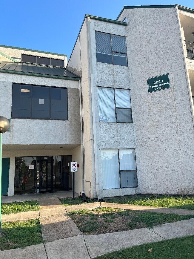 Building Photo - 2820 S Bartell Dr