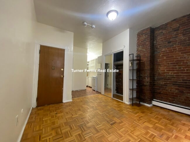 Building Photo - 44 Anderson St
