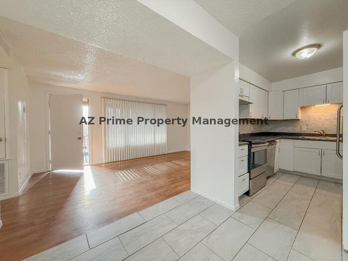 Primary Photo - 2415 W Hazelwood St