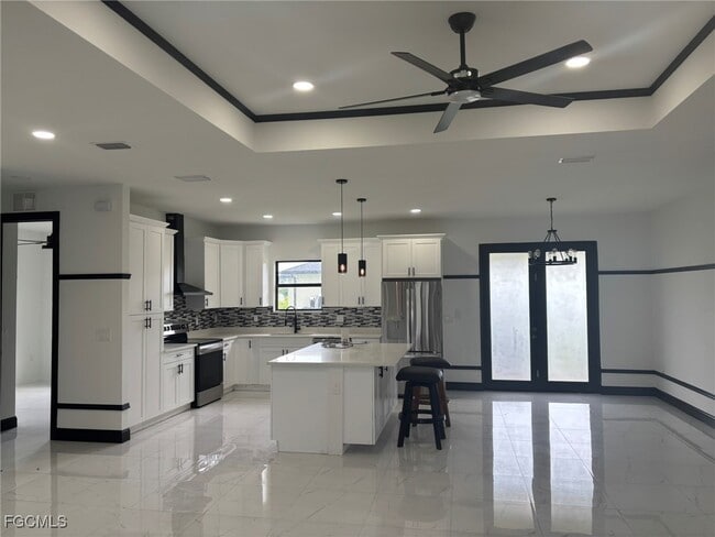 Building Photo - 727 Aletha Ave S