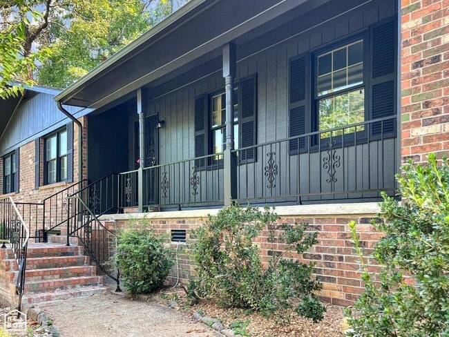Building Photo - 3 Bedroom Home with 2 Living Areas