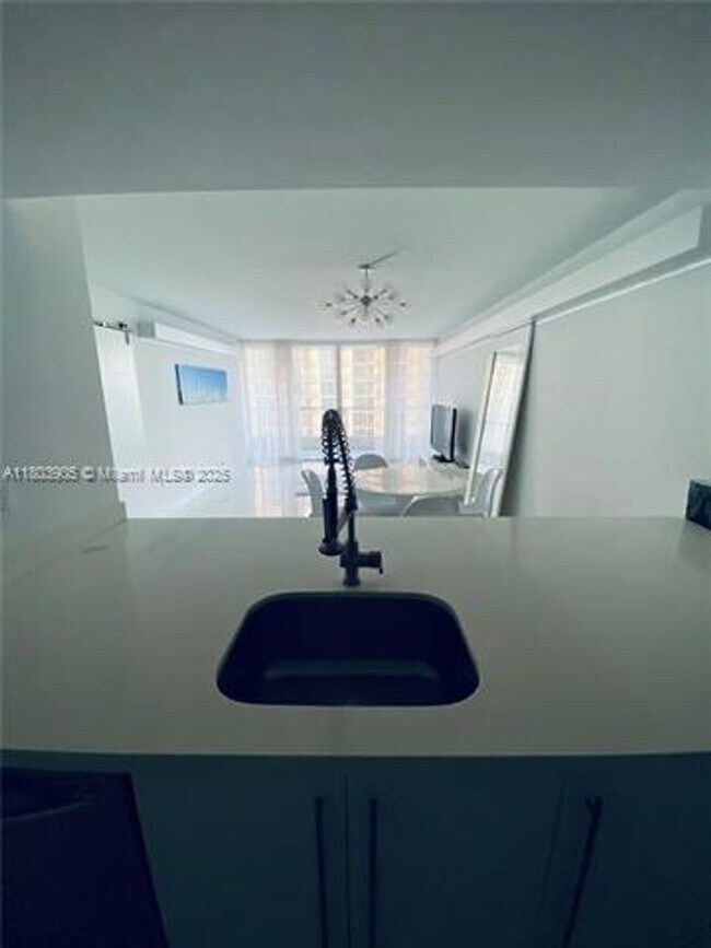 Foto del edificio - 555 NE 15th St