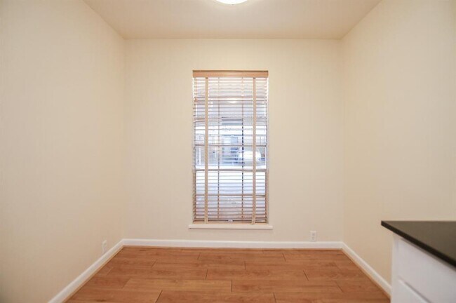 Building Photo - 2101 Fountain View Dr