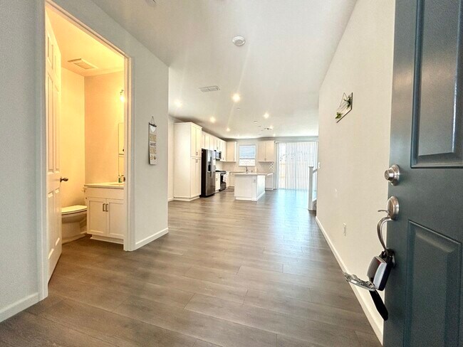 Building Photo - Beautiful Newer 4 Bedroom 3 Bathroom with ...
