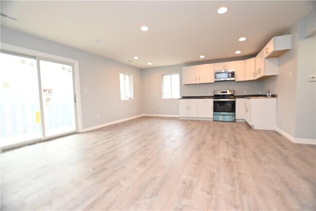 Foto del edificio - 6245 E 11th St