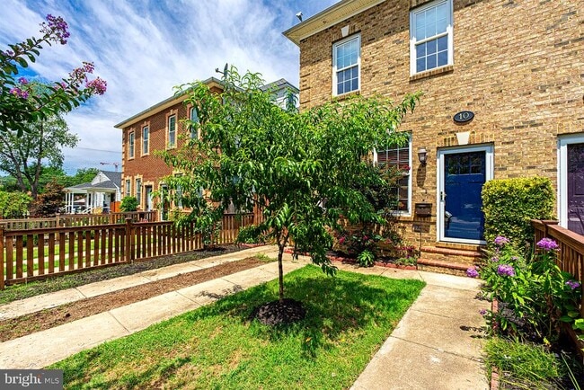 Building Photo - 10 E Reed Ave